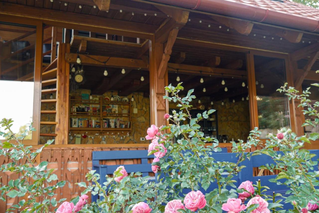 Rose Hip Hill Farm Bed & Breakfast Valea Tirnei Bagian luar foto