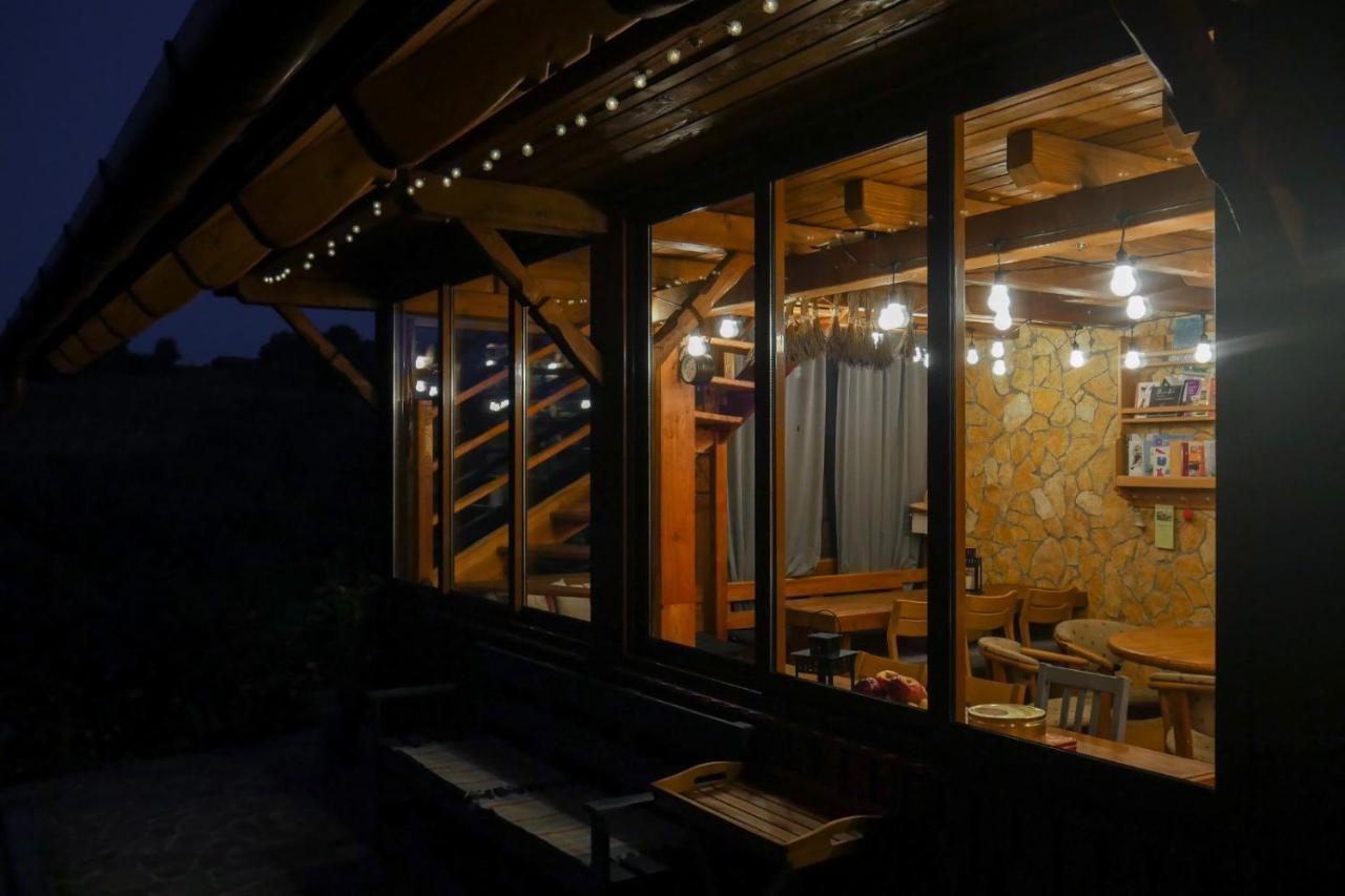 Rose Hip Hill Farm Bed & Breakfast Valea Tirnei Bagian luar foto